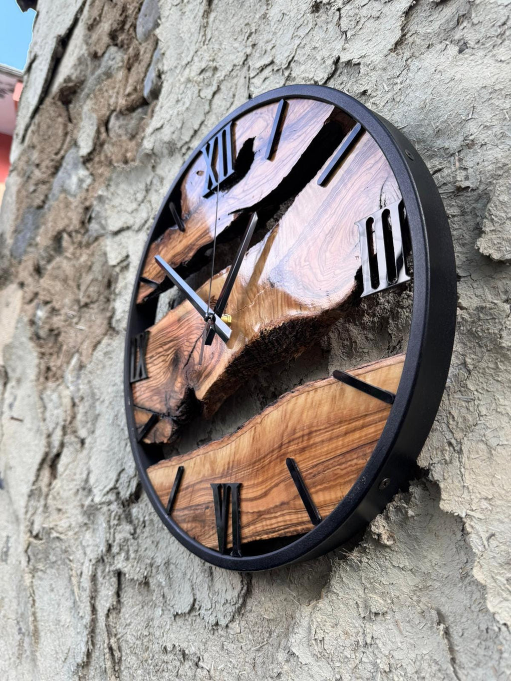 El Yapımı Zeytin Ağacı Saati, Metal Çerçeveli Canlı Kenar Ahşap Saat