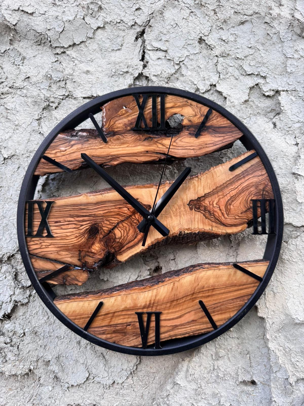El Yapımı Zeytin Ağacı Saati, Metal Çerçeveli Canlı Kenar Ahşap Saat